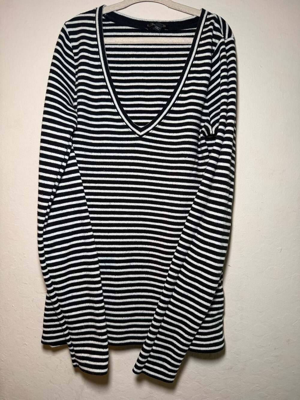 Express Black & White Striped Long Sleeve V-Neck Top Size M